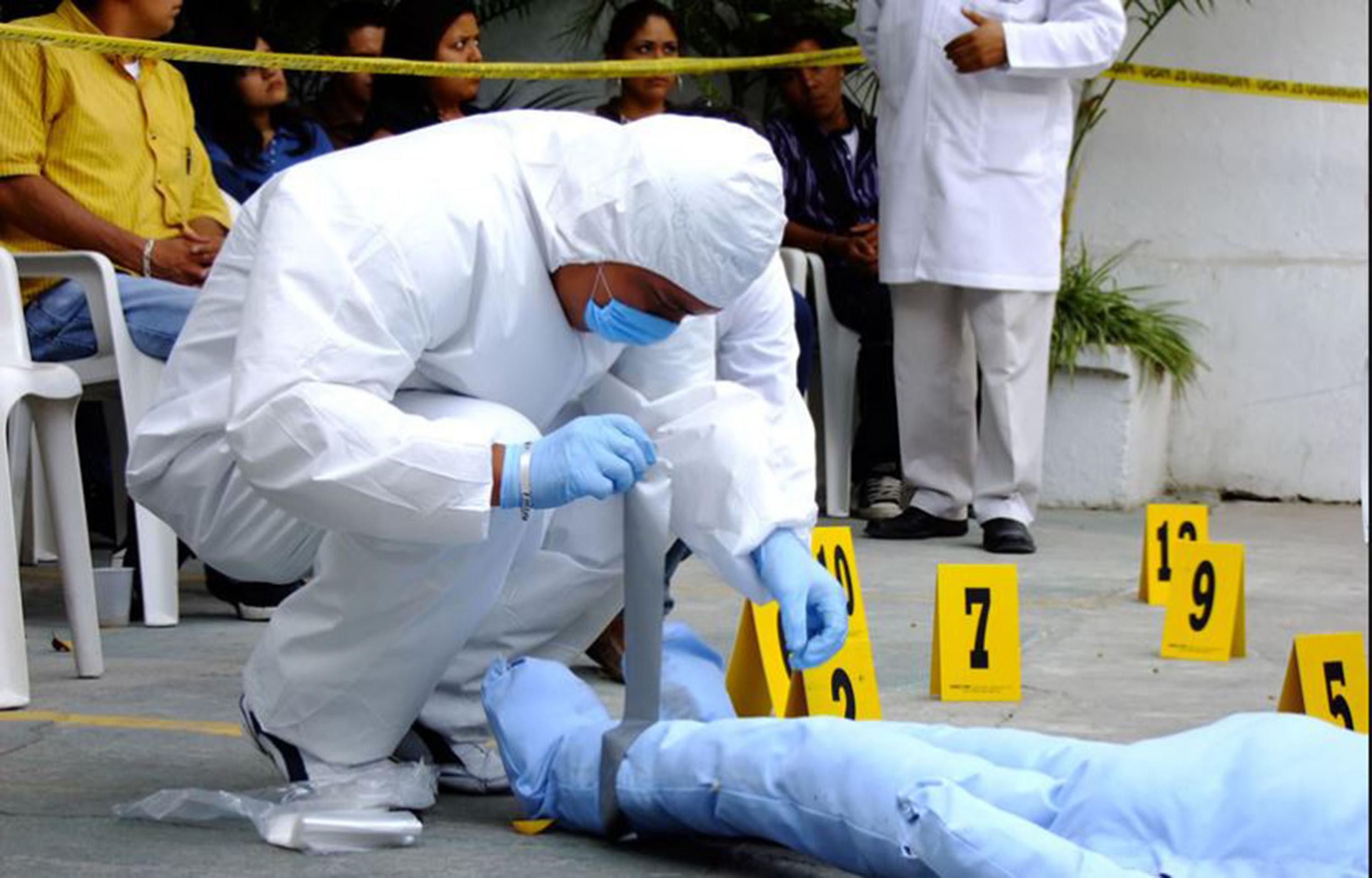 En la foto se muestra estudiante de Ciencias Forenses haciendo prácticas 