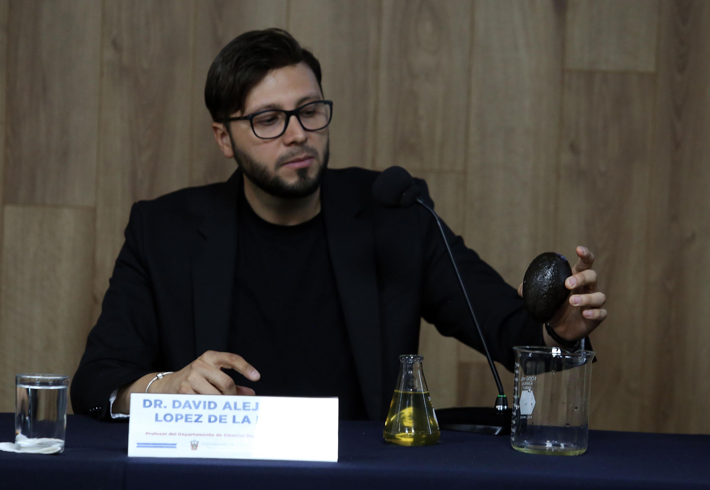 Dr. David López de la Mora mostrando como funciona biopolimero