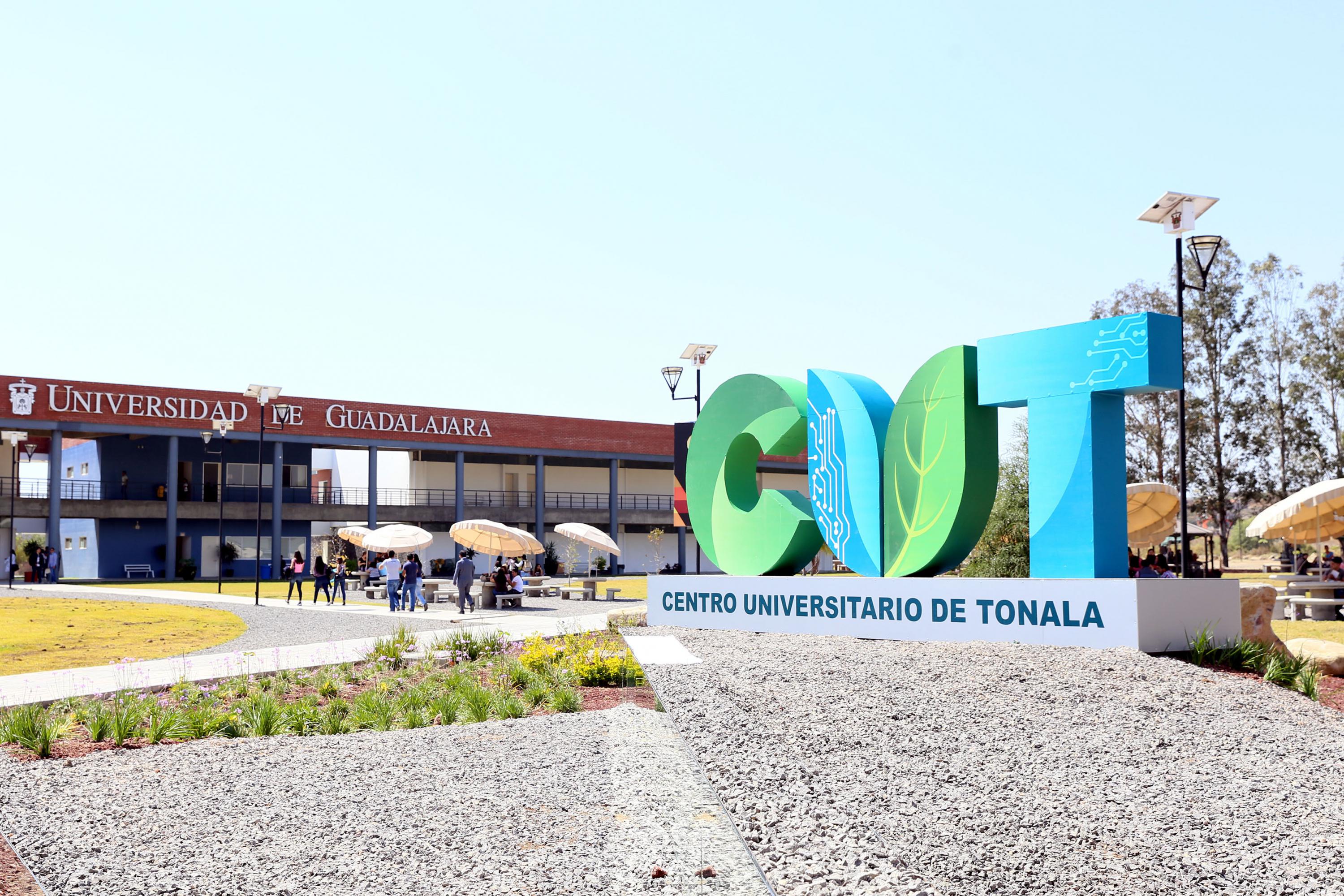Fotgrafìa del logo de Cutonalá con el edificio de ciencias de la salud al fondo