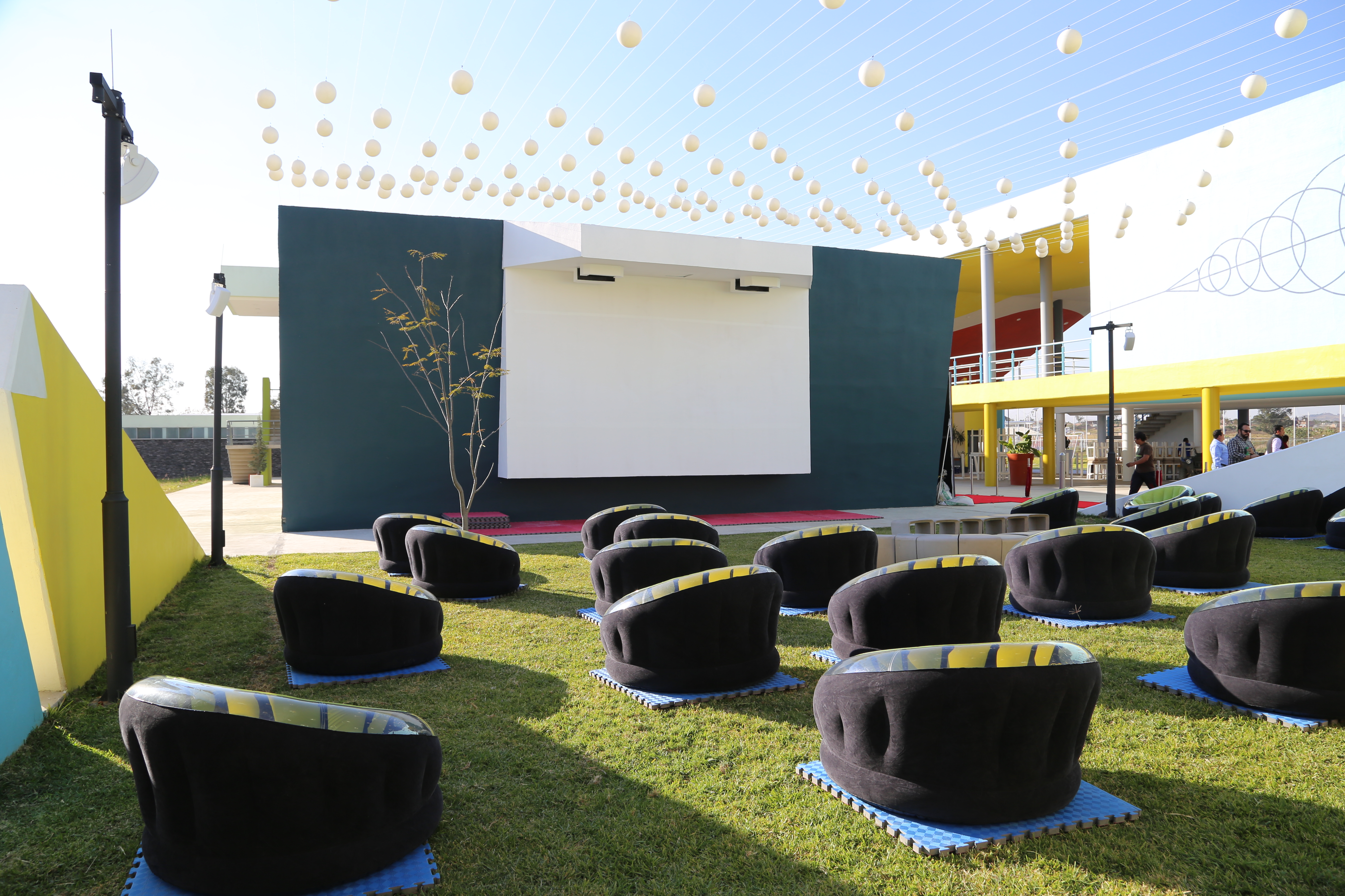 Con alfombra roja, el Centro Universitario de Tonalá inauguró la Sala de la Cineteca del Festival Internacional de Cine en Guadalajara – FICG y un cine al aire libre.