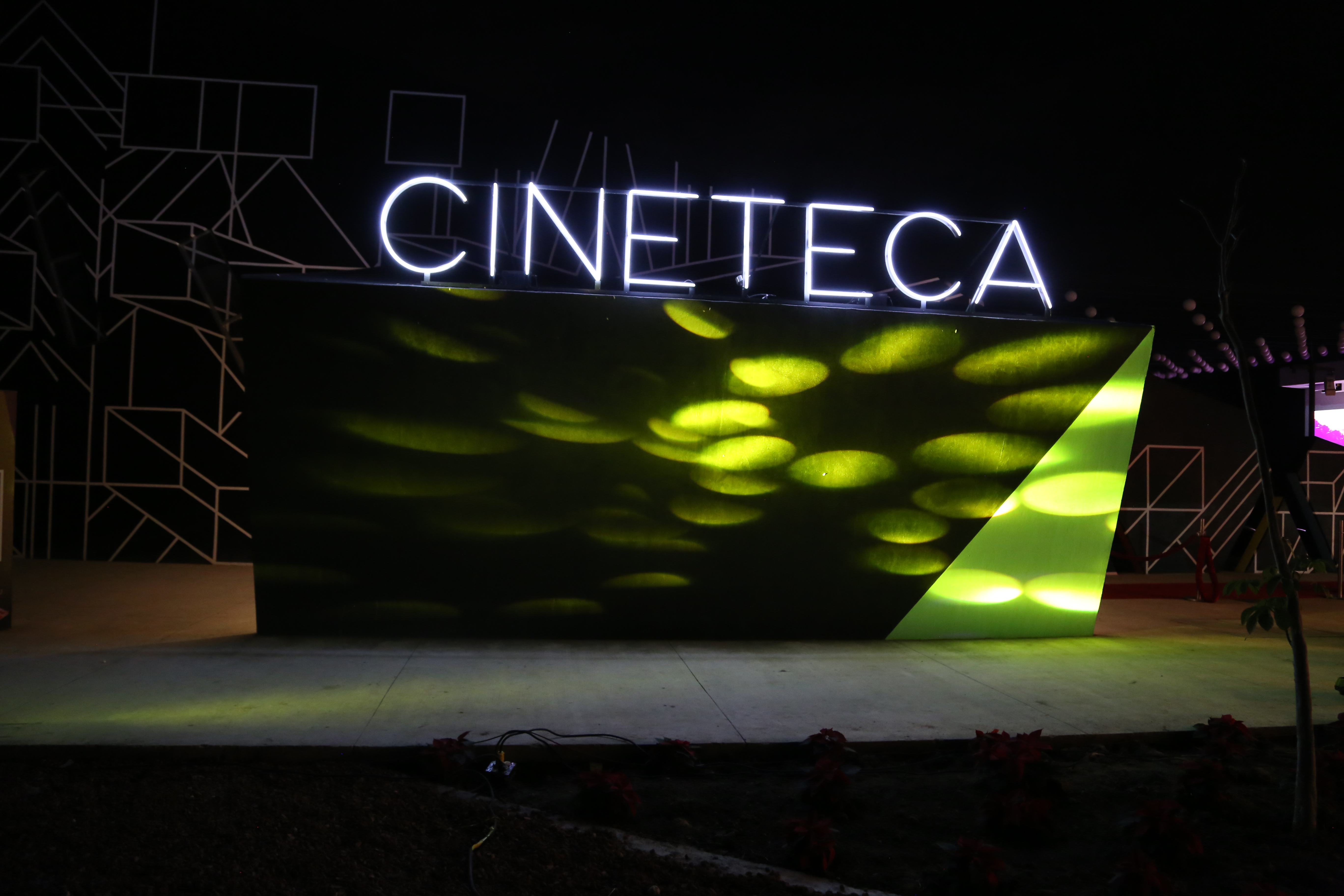 Con alfombra roja, el Centro Universitario de Tonalá inauguró la Sala de la Cineteca del Festival Internacional de Cine en Guadalajara – FICG y un cine al aire libre.