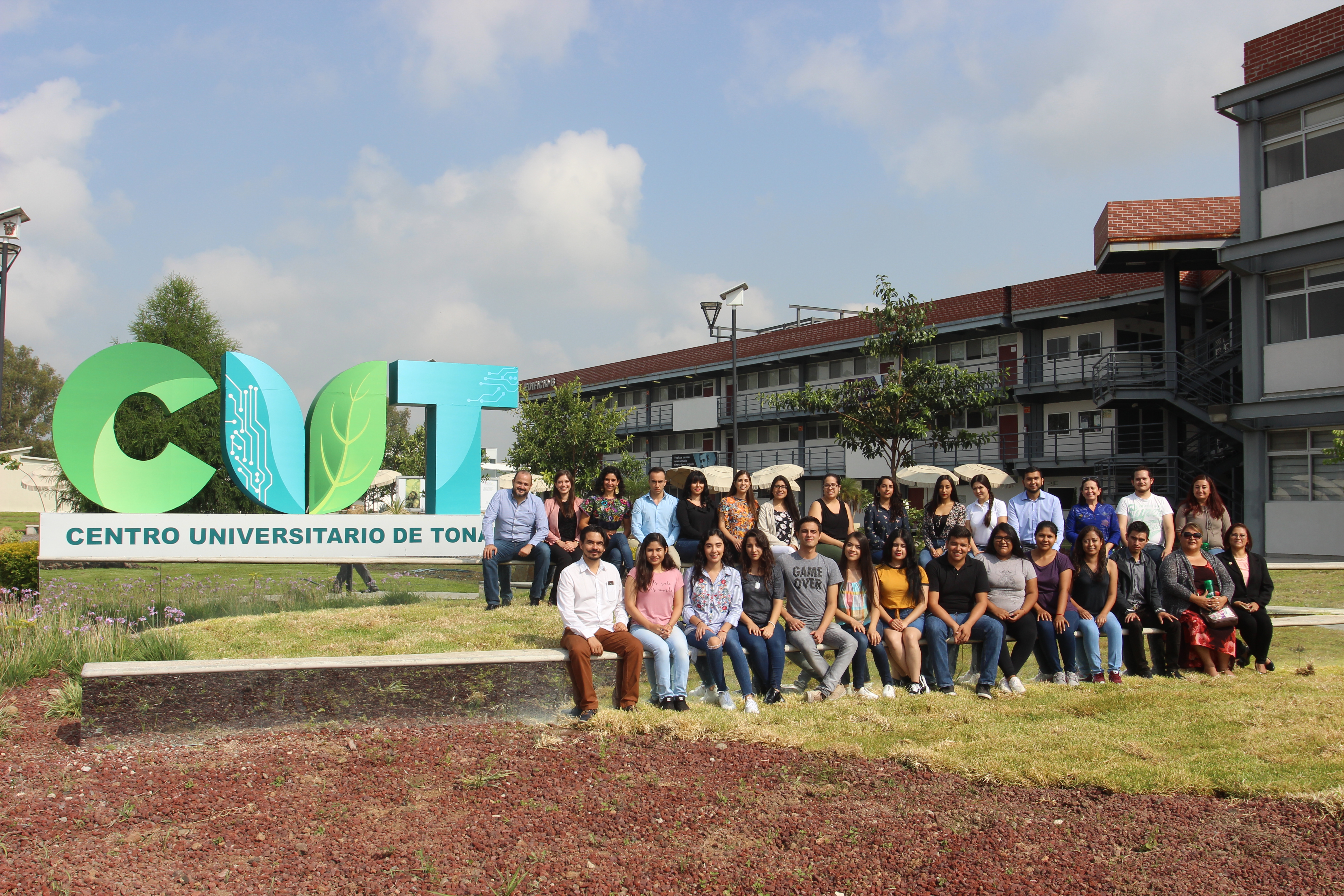 ESTUDIANTES DEL PROGRAMA DELFÍN VISITAN EL CUT