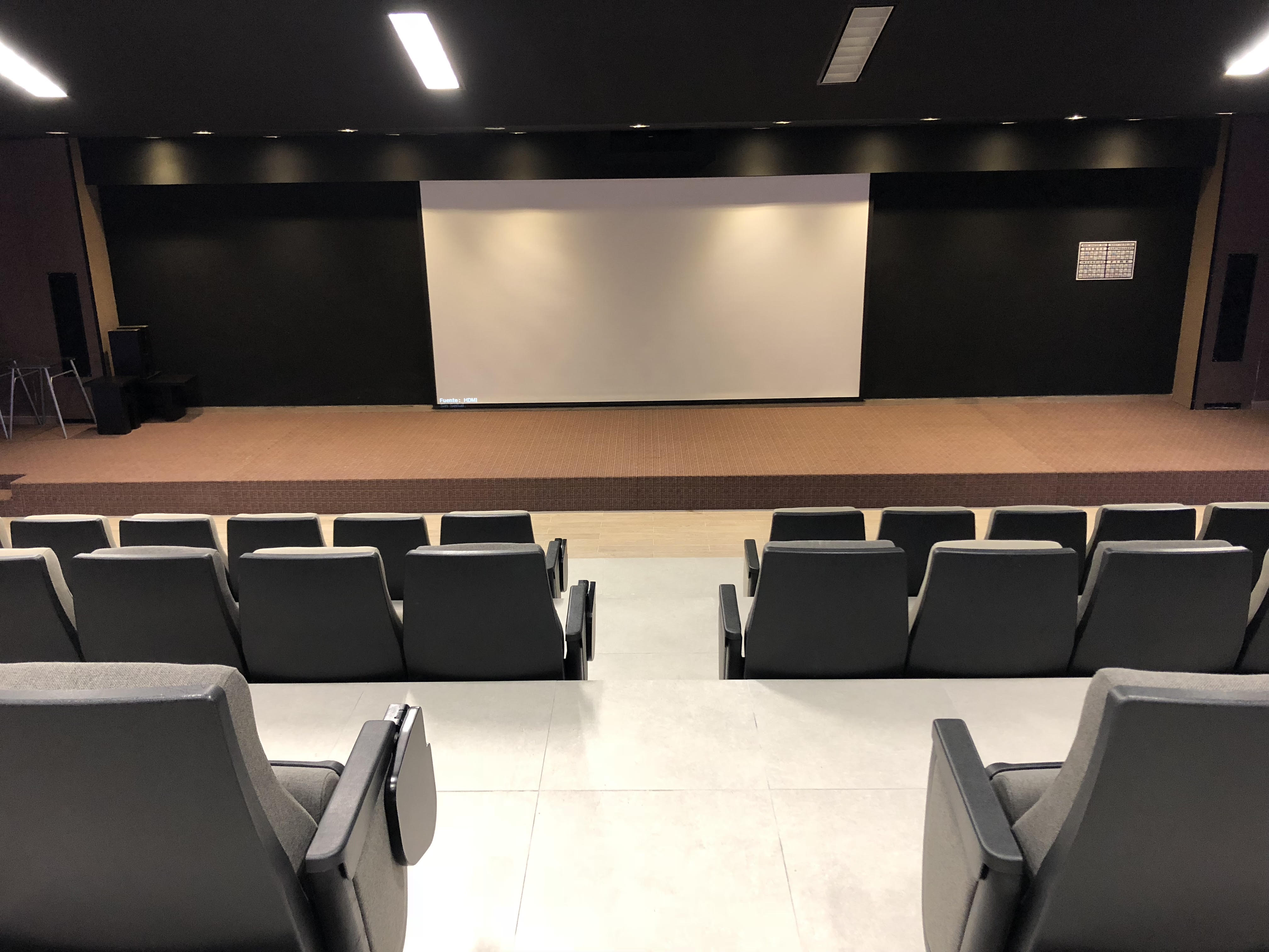 Fotografía del frente de la cineteca al interior